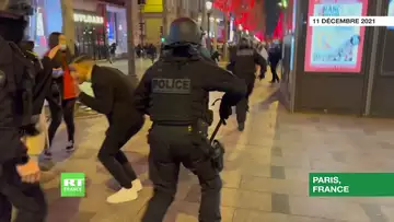Tensions sur les Champs-Elysées à Paris après un match de football entre l'Algérie et le Maroc