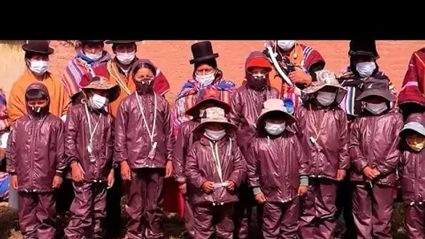 Bolivie : costume anti-Covid pour des écoliers