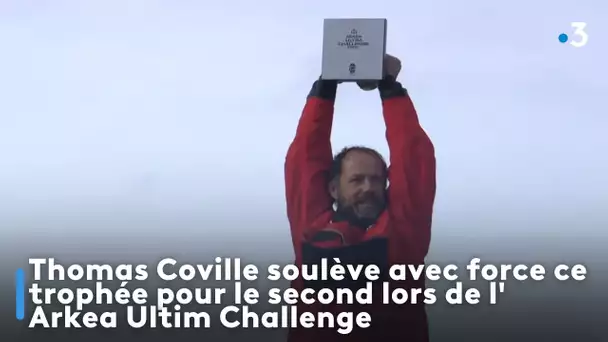Thomas Coville soulève avec force ce trophée pour le second lors de l' Arkea Ultim Challenge