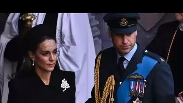 Moment émouvant, le prince William réconforte Kate alors qu'ils quittent Queen's en état