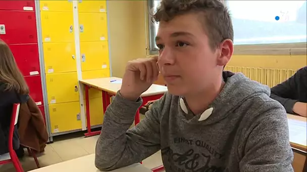 Une minute de silence dans la cour d'un établissement scolaire de Brive