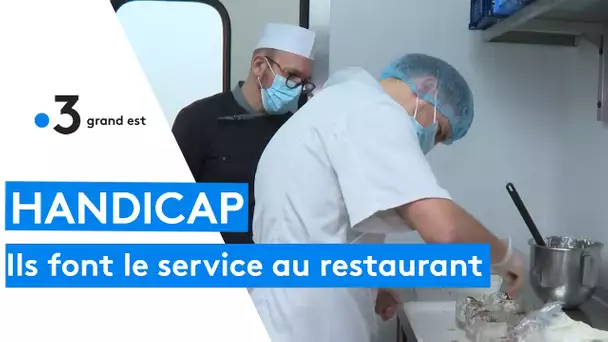 Au restaurant L'Initiative, des personnes en situation de handicap assurent le service