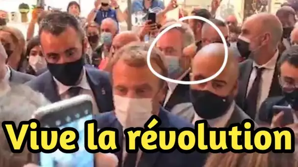 Emmanuel Macron visé par un jet d’oeuf en plein bain de foule (vidéo)