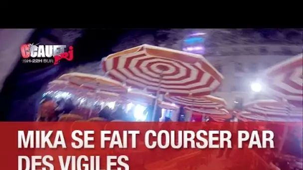 Mika se fait courser par des vigiles sur les Champs Elysées - C’Cauet sur NRJ