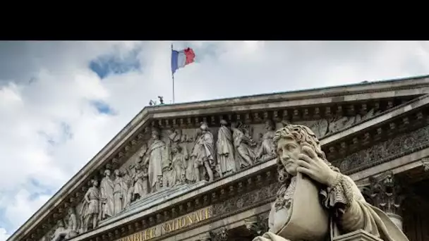 Un tag "Négrophobie d'État" recouvre la statue de Colbert devant l'Assemblée nationale