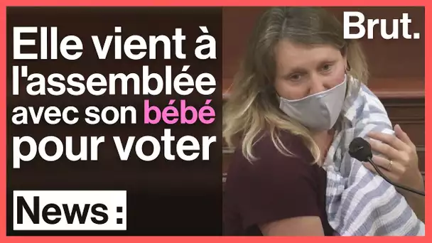 À l'assemblée de l’Etat de Californie, elle vient avec son bébé pour participer au vote