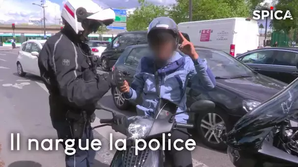 En deux roues, il nargue la police