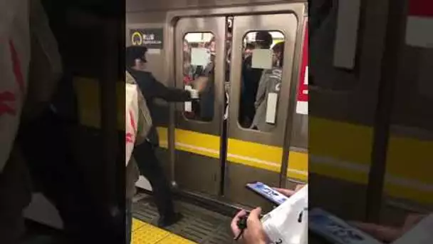 Un japonais empêche la porte du métro de se fermer ! INSOLITE