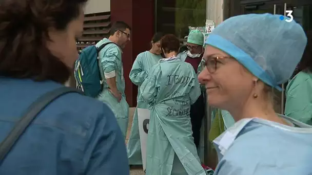 Montpellier : les infirmiers de bloc opératoire en grève se mobilisent devant l'ARS