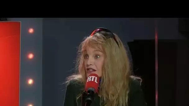 Arielle Dombasle choisit désormais ses fake news