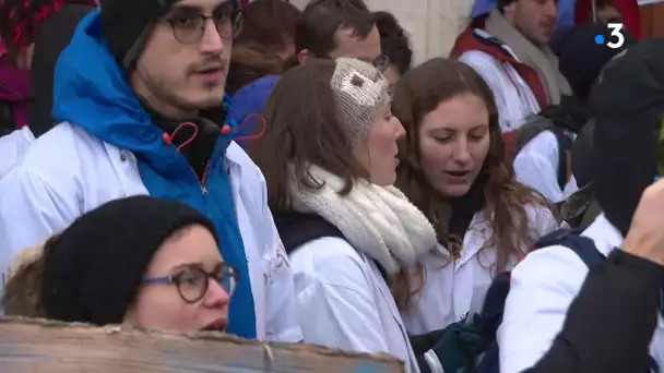 Les internes du CHU de Grenoble manifestent devant l'ARS