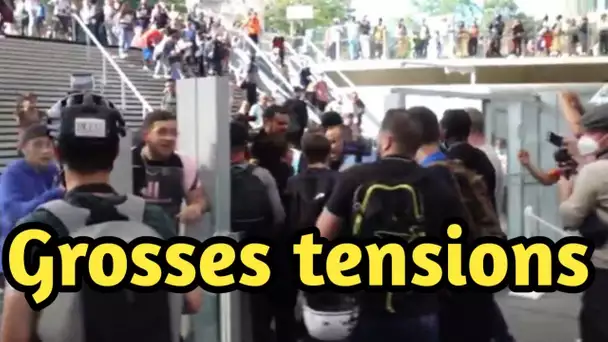 Paris : les antivax forcent l’entrée du centre commercial des Halles… grosses tensions sur place