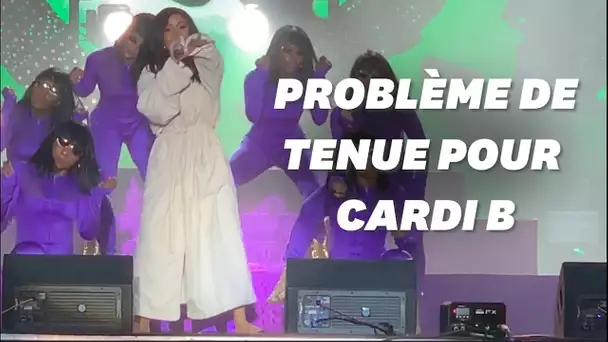 Cardi B finit un concert en peignoir après avoir déchiré sa tenue