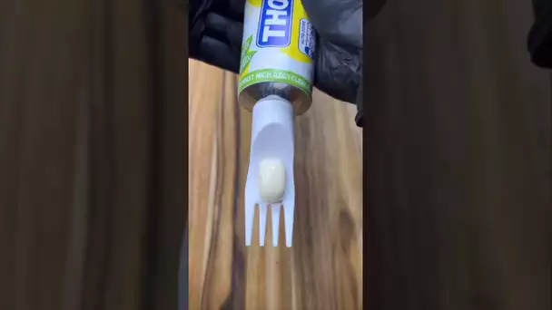 Une fourchette qui se visse sur les tubes de condiments