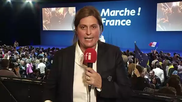 Valérie Gas, correspondante pour RFI au lieu de rassemblement d'Emmanuel Macron.