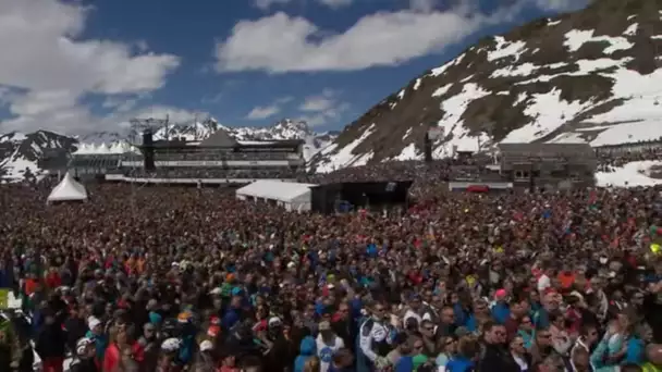 Un concert géant de 25 000 personnes en haut d'une montagne