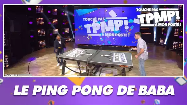 Baba défie une personne du public au ping-pong