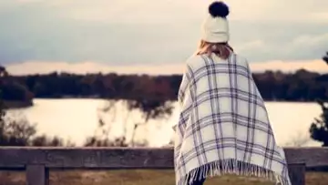 Zara et H&M lancent des ponchos ultra-tendance pour l'hiver 2022 !