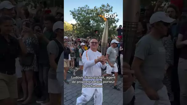 Ludovic Franceschet, agent de propreté à Paris, porte la flamme olympique