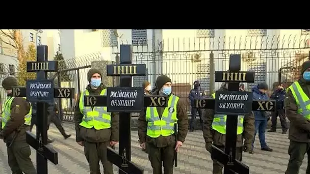 Crise dans le Donbass : manifestation devant l'ambassade de Russie à Kiev