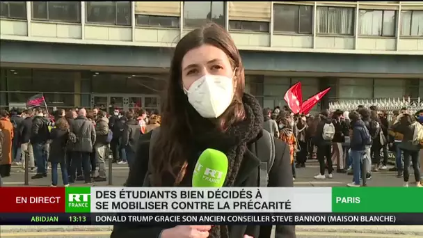 Des étudiants manifestent contre la précarité à Paris