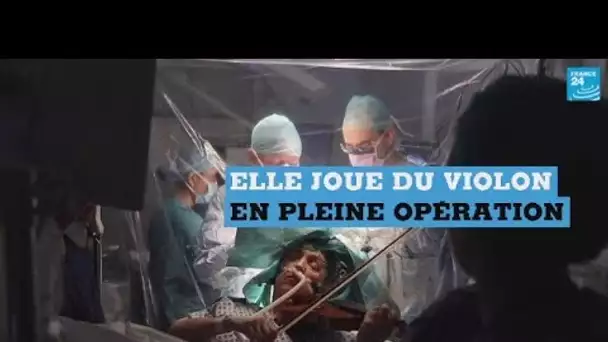 Une musicienne joue du violon pendant une opération du cerveau