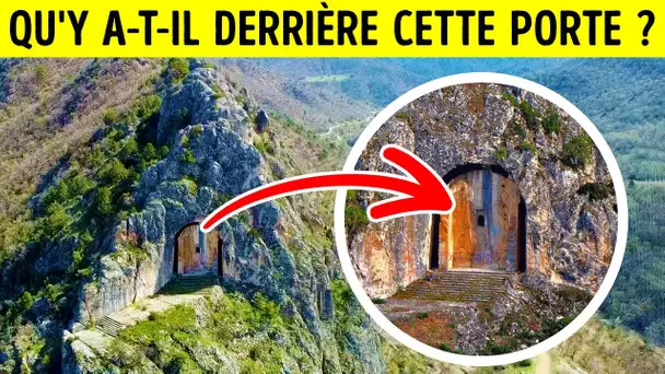 Personne ne sait ce qu'il y a derrière cette étrange porte ancienne