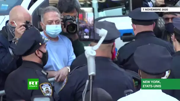 New York : la police huée pour avoir arrêté un homme qui avait escaladé un feu de circulation
