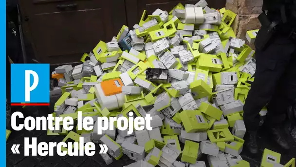 Grève des agents EDF : une montagne de compteurs Linky déversée devant le siège de LREM