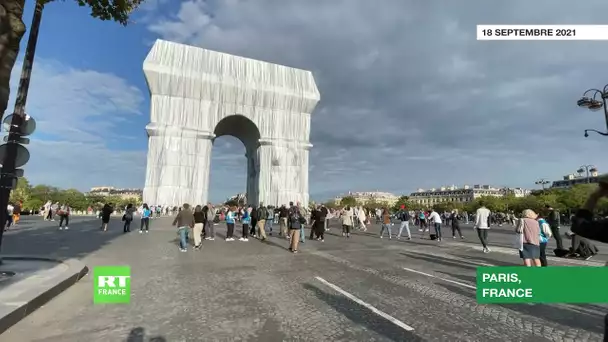Paris : l'Arc de Triomphe empaqueté pour rendre hommage à Christo