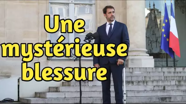 Christophe Castaner en béquilles sur le perron de l’Elysée