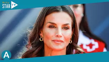 Letizia d'Espagne abdos apparents dans une robe fushia un brin coquine
