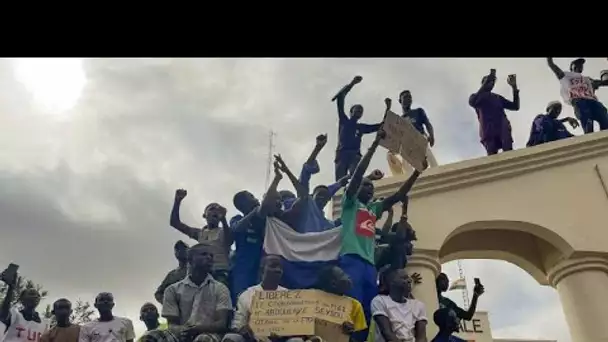 Niger : Bazoum appelle à l'aide, les putschistes menacent