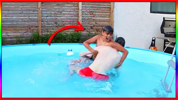 KENNY ET MOMO FONT UN COMBAT DE CATCH DANS MA PISCINE !