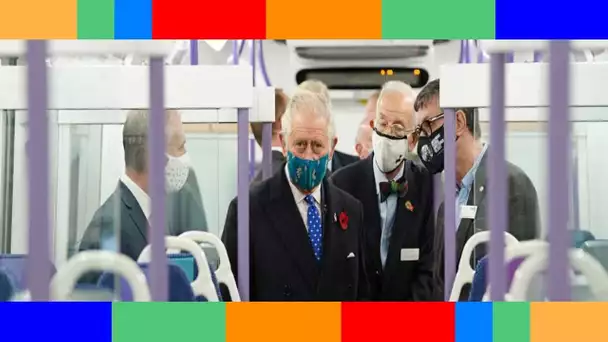 PHOTOS – Le prince Charles dans un train à Glasgow… Ça n'arrive pas souvent