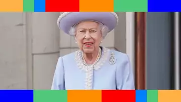 Elizabeth II au balcon de Buckingham  canne, sourire très timide… ce moment de flottement en plein