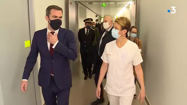 Covid : le ministre de santé Olivier Véran en visite à l'hôpital de Trévenans