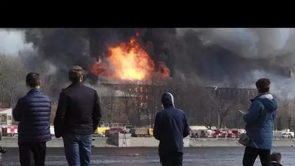 Un gigantesque incendie ravage une fabrique historique de Saint-Pétersbourg