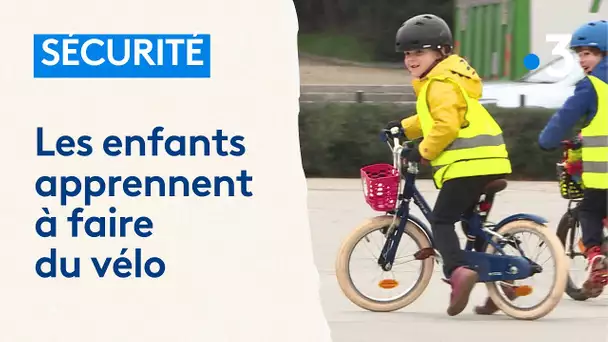 Les enfants apprennent les règles de base pour faire du vélo en toute sécurité