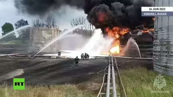 Russie : le ministère des Situations d'urgence éteint un incendie dans un dépôt pétrolier à Voronej