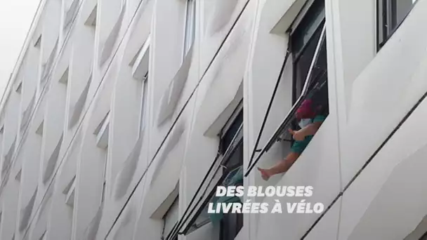 À Saint-Ouen, des militants associatifs à vélo récupèrent de quoi fabriquer des blouses