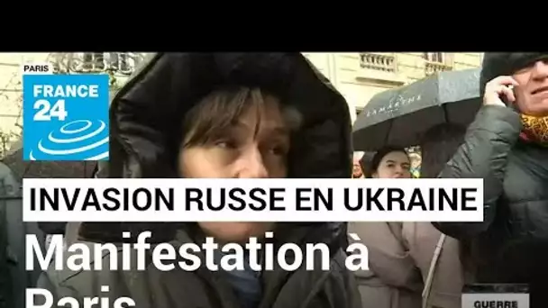 Invasion russe en Ukraine : manifestation de soutien à l'Ukraine devant l'ambassade russe à Paris