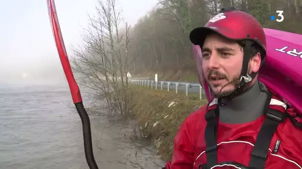 Laissey (Doubs) : Des kayakistes et des surfeurs profitent des crues pour glisser sur la rivière