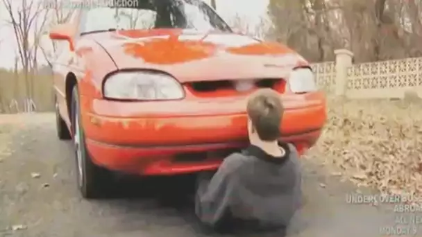 IL EST EN COUPLE AVEC SA VOITURE