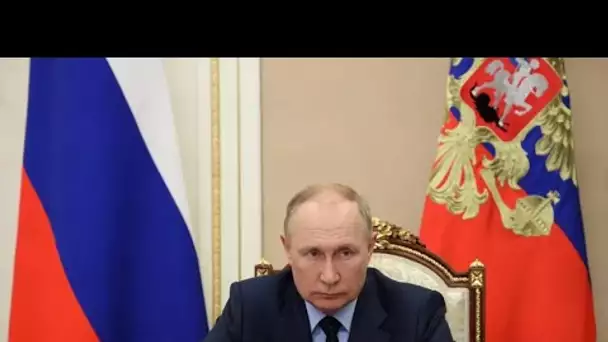 Vladimir Poutine s'entretient avec les membres du gouvernement