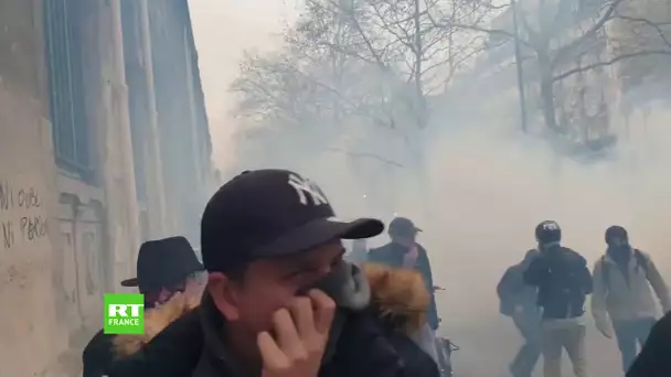 Grève du 17 décembre : premiers tirs de gaz lacrymogènes, boulevard Diderot à Paris