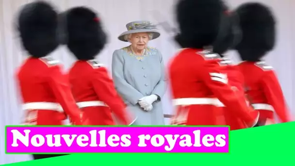 Reason Queen porte la même tenue deux fois par mois - et c'est une coutume royale