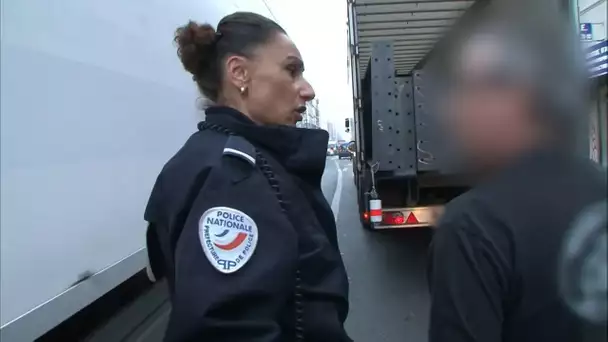 ELLE APPREND AUX ROUTIERS LEUR METIER