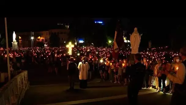 Lourdes : plus de 9 000 pèlerins participent à la procession aux flambeaux