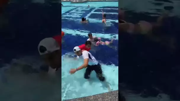 1vs1 contre mon frère dans la piscine 😬